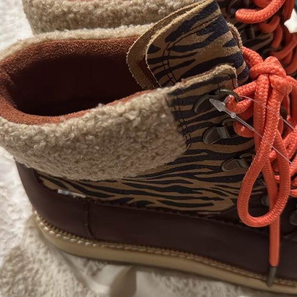 Toms Brown Ankle Boots with Orange Laces - Picture 5 of 7